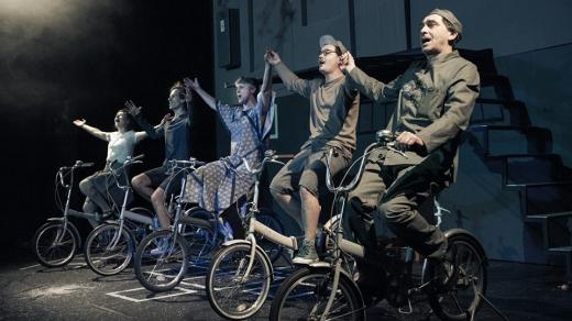 Z inscenace Jak kohouti obarvili svět (Minor)