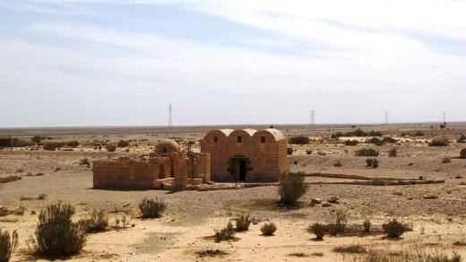Palác Amra leží uprostřed kamenité pouště asi 80 km východně od Ammánu