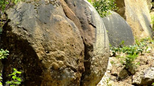 Kamenné koule v pískovcovém lomu Megoňky