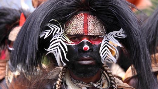 Domorodec z Nové Guineje ve slavnostním 