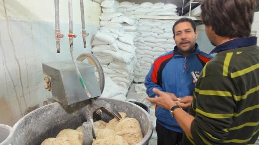 Egyptský pekař Fáris vysvětluje autorovi reportáže technologii hnětení arabské chlebové placky