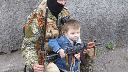 Vojáci ukrajinské armády v Kramatorsku a Slavjansku. Místní obyvatelé je přesvědčují, aby odjeli