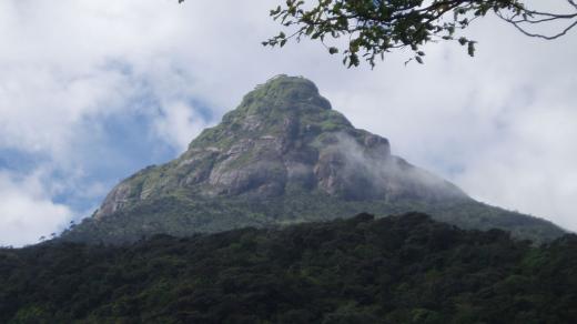 Posvátná hora Srí Pada na Srí Lance. Podle legendy na ni vstoupil Adam po vyhnání z ráje.