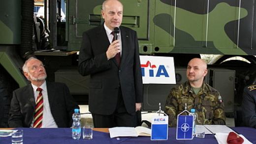 Petr Novák, generální ředitel společnosti RETIA (uprostřed)