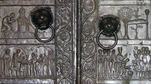 Kopie jedné z nejvýznamnějších románských památek – bronzových dveří z Hnězdna z 12. století s vyobrazením života a mučednické smrti sv. Vojtěcha (které s nadsázkou můžeme označit za středověký komiks).