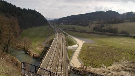 Nová trasa železnice, ze které odbočuje bývalý násep