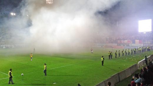 Sparťanští fanoušci narušovali zápas zapalováním světlic, které házeli na plochu.