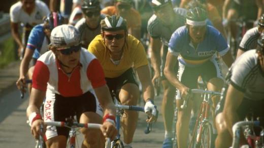 Československý cyklista Ján Svorada ve žlutém trikotu na trase jedné z etap Závodu míru
