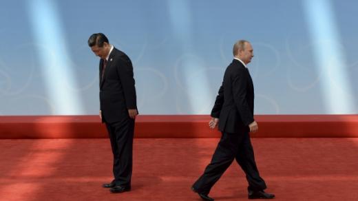 Ruský prezident Vladimir Putin uzavřel velkou dlouhodobou smlouvu o dodávkách plynu do Číny. Na snímku se svým čínským protějškem Si Ťin-pchingem