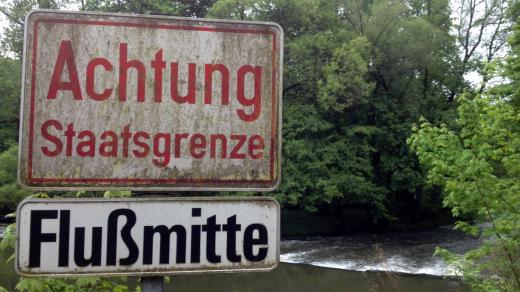 Česko-rakouská státní hranice tu prochází přesně středem řeky Dyje