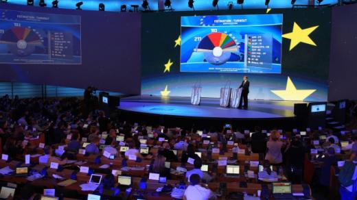 Sledování výsledků eurovoleb v Evropském parlamentu v Bruselu