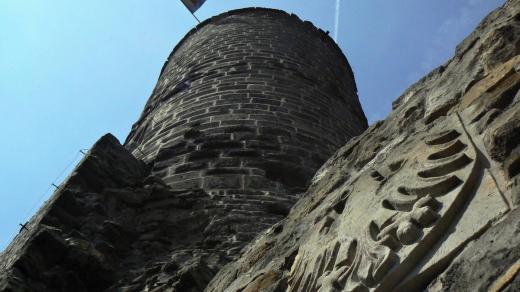 Průčelí a věž hradu Jenštejn