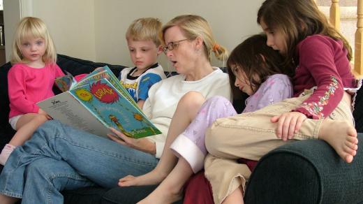 Matka, děti, rodina, čtení, kniha