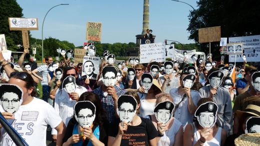 Protesty proti sledování NSA (protestující mají masky Edwarda Snowdena a Bradley Manninga) .jpg