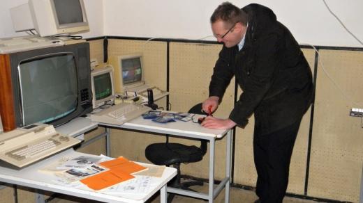 Zahrát si umí i kurátor výstavy Jan Raida