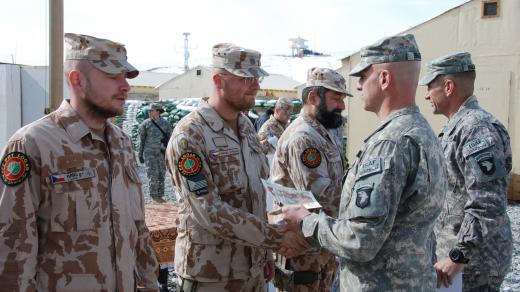 Vojenský kaplan pplk. Jaroslav Knichal přebírá poděkování za duchovní výpomoc americkým vojákům v Afgánistánu