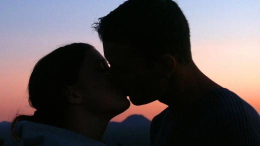 polibek - západ slunce - zamilovaný pár