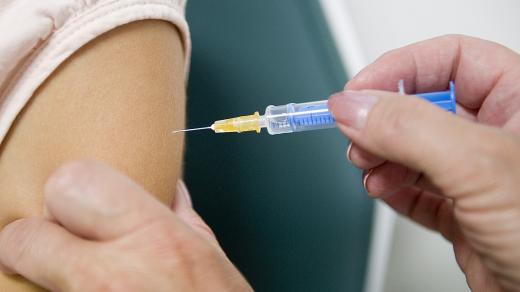 Očkování, vakcína, lék, doktor, injekce, sříkačka (ilustrační foto)
