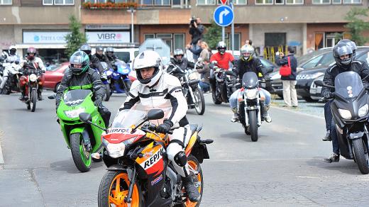 Sraz silničních motocyklů v Praze na Letné