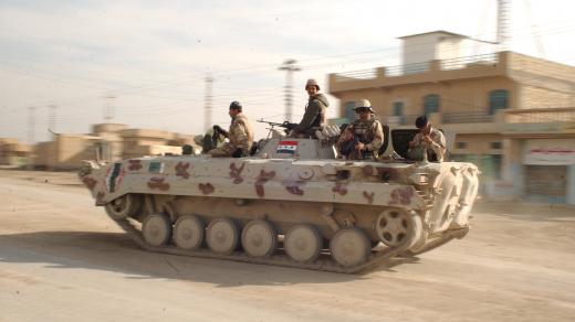 Tank s vojáky irácké armády
