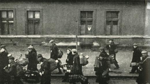 Terezínský tábor byl jen zastávkou na cestě k smrti. Transport z Terezína do vyhlazovacích táborů na východě na cestě Bohušovicemi k nádraží (z knihy Město za mřížemi - dokumenty a fotografie)
