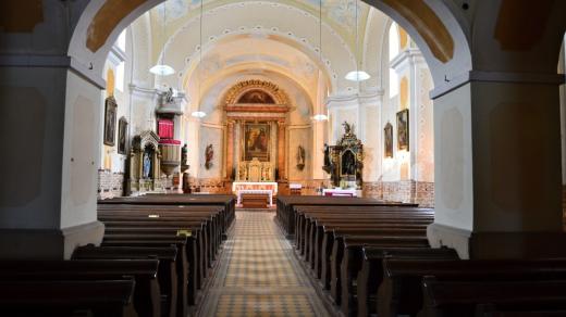 Vnitřní prostory kostela sv. Petra a Pavla v Jistebníku (barokní oltář svaté Anny, chórovou lavici z osmnáctého století a křtitelnici z roku 1616 pocházející z předchozího kostela, který mezitím dosloužil)
