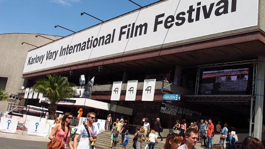 Karlovarský filmový festival, vstup do hotelu Thermal