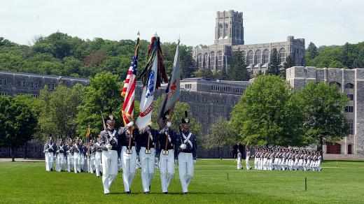 Vojenská akademie ve West Pointu - slavnostní přehlídka (ilustrační foto)