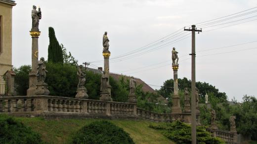 Morové sousoší tvoří devatenáct soch světců