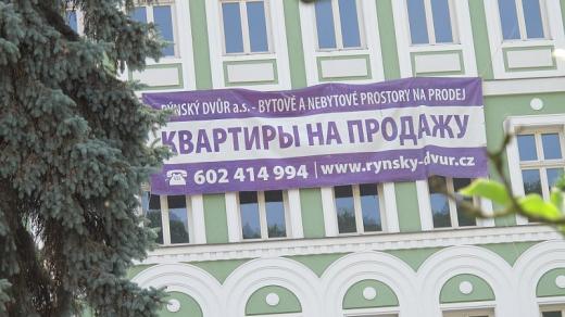Dvojjazyčný česko-ruský nápis: Byty na prodej