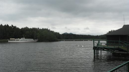Máchovo jezero, v pozadí zřícenina Bezděz