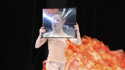 Tanečnice během představení Obstarej si revolver neopustila jeviště 