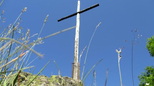 Popovský kříž na čedičovém útesu