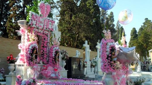 Na hřbitově San Fernando v Seville natrefíte i na podobně nazdobené hroby