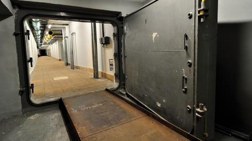 Vstup do bunkru Drnov zajišťují 30 cm tlusté bezpečnostní dveře, které odolají i jadernému útoku