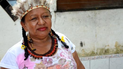 Elizabeth Cruz da Silva je jednou z vůdkyň vesnice kmene Tapeba. Její jméno je portugalské. Původním jazykem tupí už její lid nemluví