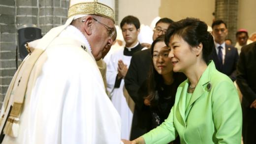 Papež František na návštěvě v Jižní Koreji s tamní prezidentkou Pak Kun-hje 