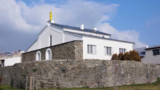 Synagoga stojí přímo na hradbách