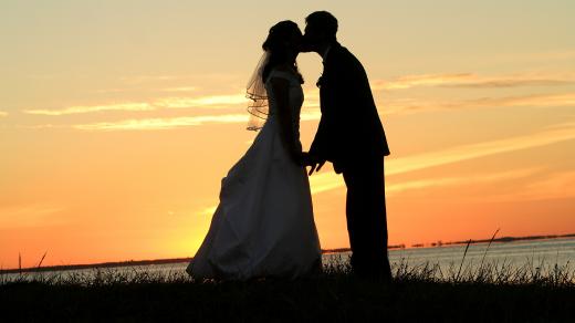 Svatba, ženich, nevěsta, polibek