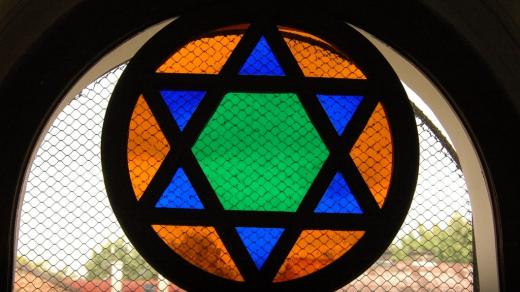 Židovská hvězda. Vitráž v synagoze v Jičíně