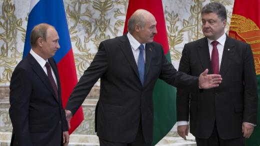 Bez průlomu s největší pravděpodobností skončí dnešní vrcholné setkání Putina (vlevo) s Porošenkem (vpravo) v Minsku, jehož inspirátorem se stal běloruský prezident Alexandr Lukašenko (uprostřed)