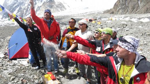 Nepálský obřad pudža v českém základním táboře pod K2, v pozadí společenské stany