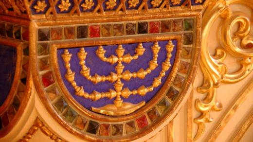 Menora ve výzdobě aronu ha-kodeš ve Staré synagoze v Plzni
