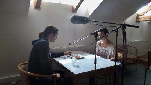 Jannis Moras a Linda Jurčíková při natáčení minutové hry Meze slušnosti