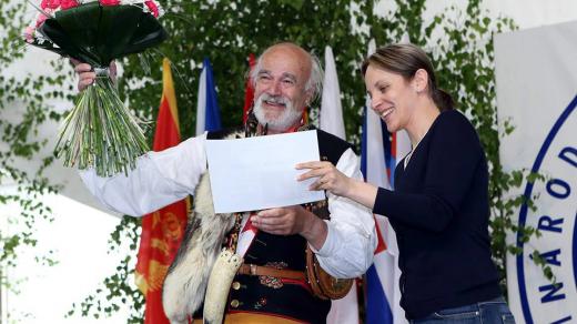 Jubilant Jaromír Konrady přijímá gratulace na festivalové scéně u Branky (MFF CIOFF PLZEŇ)