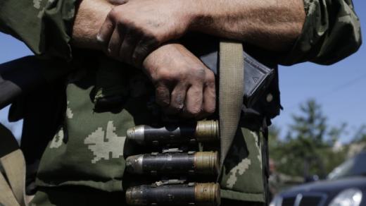 Proruský rebel ve vesnici Hrabske na východě Ukrajiny