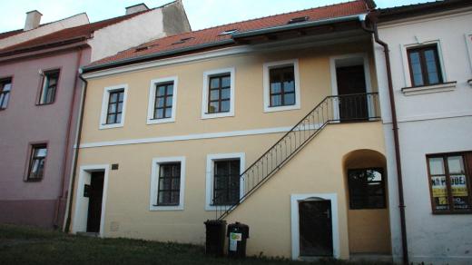 Samostatné vstupy do různých částí domu v židovské čtvrti v Boskovicích