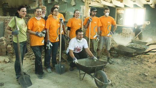 Dobrovolníci pomáhají při opravě žilinské Nové synagogy