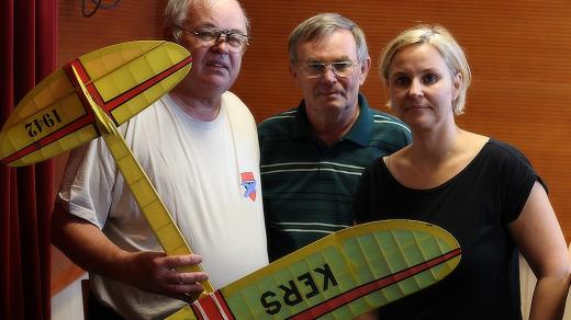 Letečtí modeláři Karel Ošmera a Josef Hrnčíř s moderátorkou Tamarou Peckovou