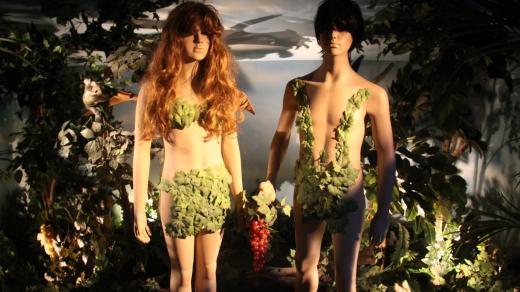 Adam a Eva tak trochu netradičně oděni do vinné révy